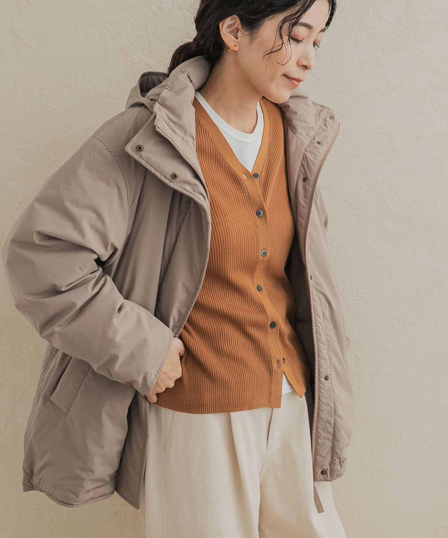 URBAN RESEARCH DOORS「グリーンダウン撥水ステッチレスミドルコート」|ノーカラーコート|モカ