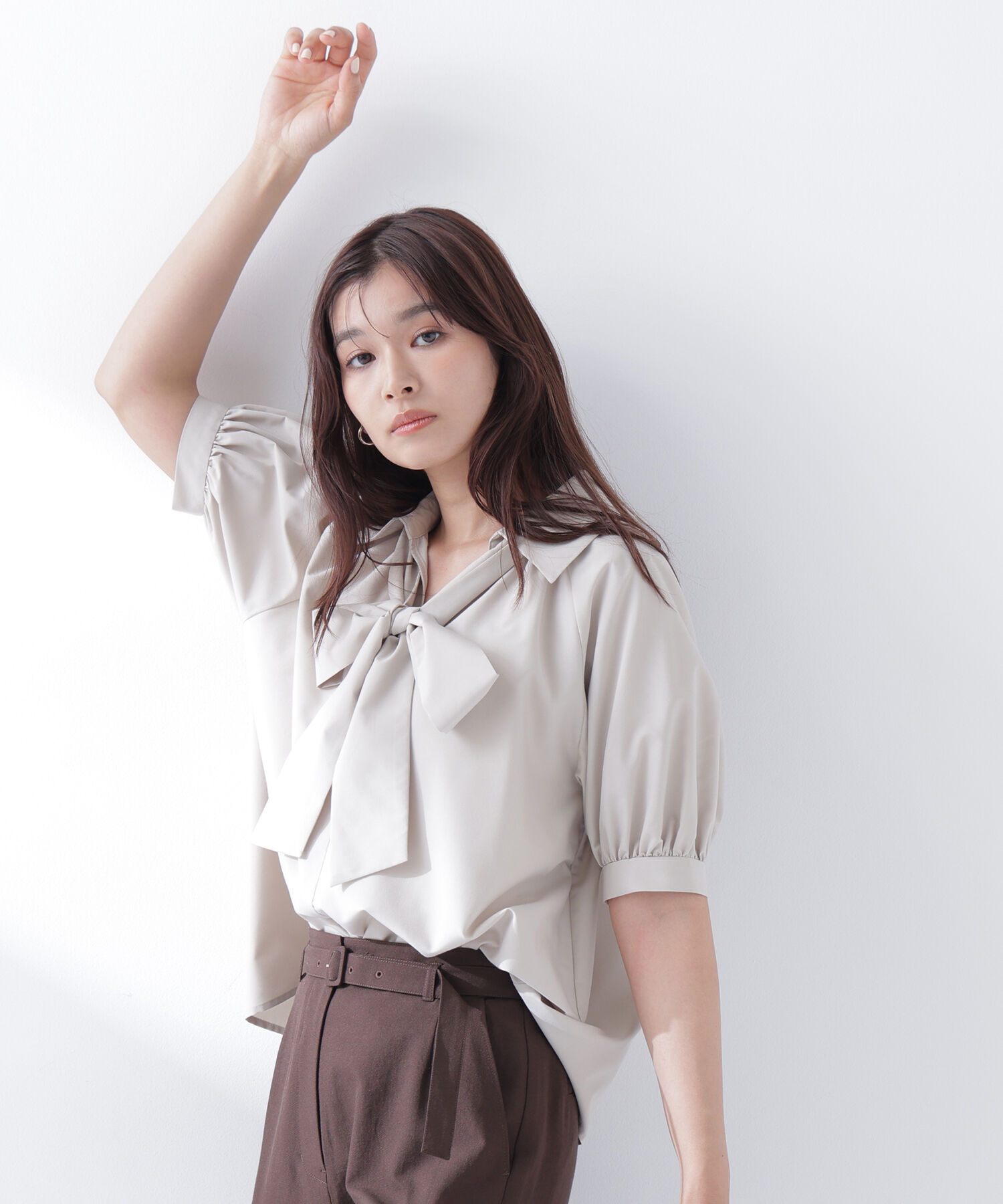 「＜Oggi.jp掲載＞スキッパーリボンタイブラウス半袖」|シャツ・ブラウス|ベージュ