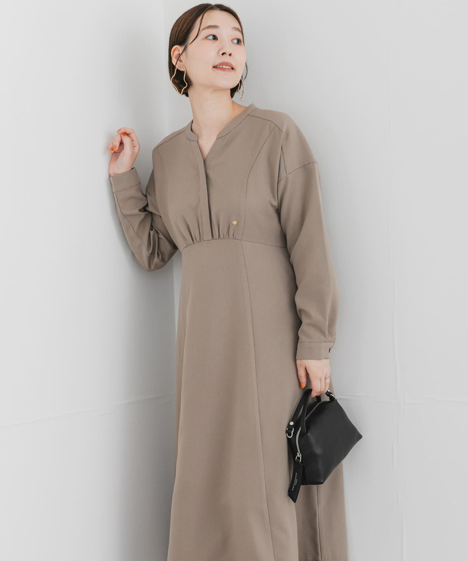 URBAN RESEARCH ROSSO「『UR TECH SMOOTHLUXE』F by ROSSO　キーネックワンピース」|ワンピース|ベージュ