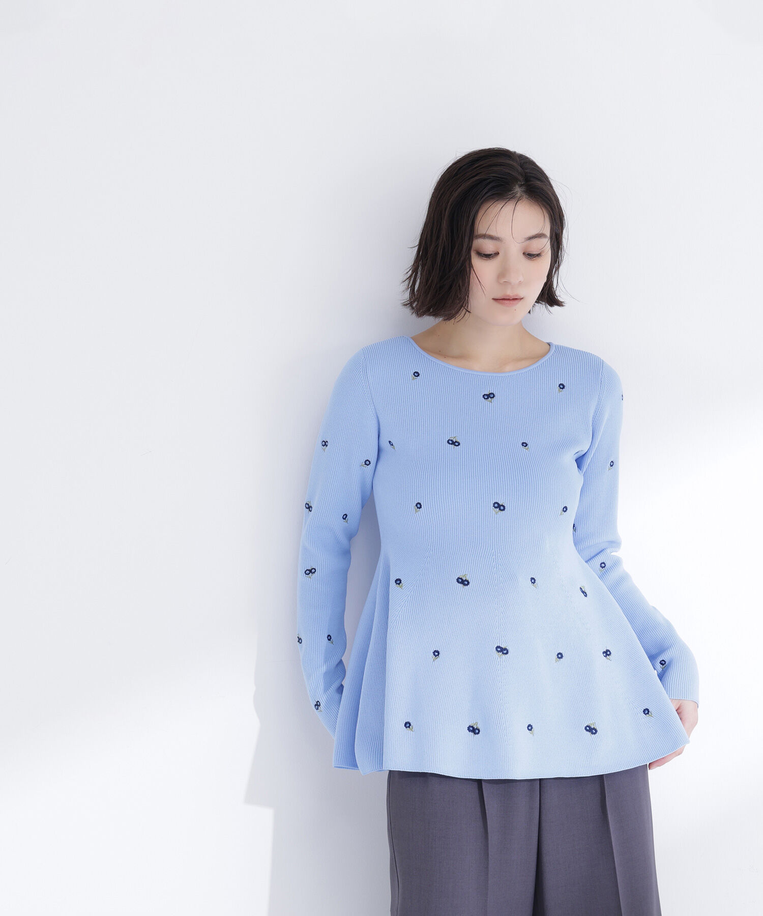  「＜一部店舗・mix.tokyo 限定カラー：ネイビーベース2＞刺繍ペプラムニット」|ニット・セーター|