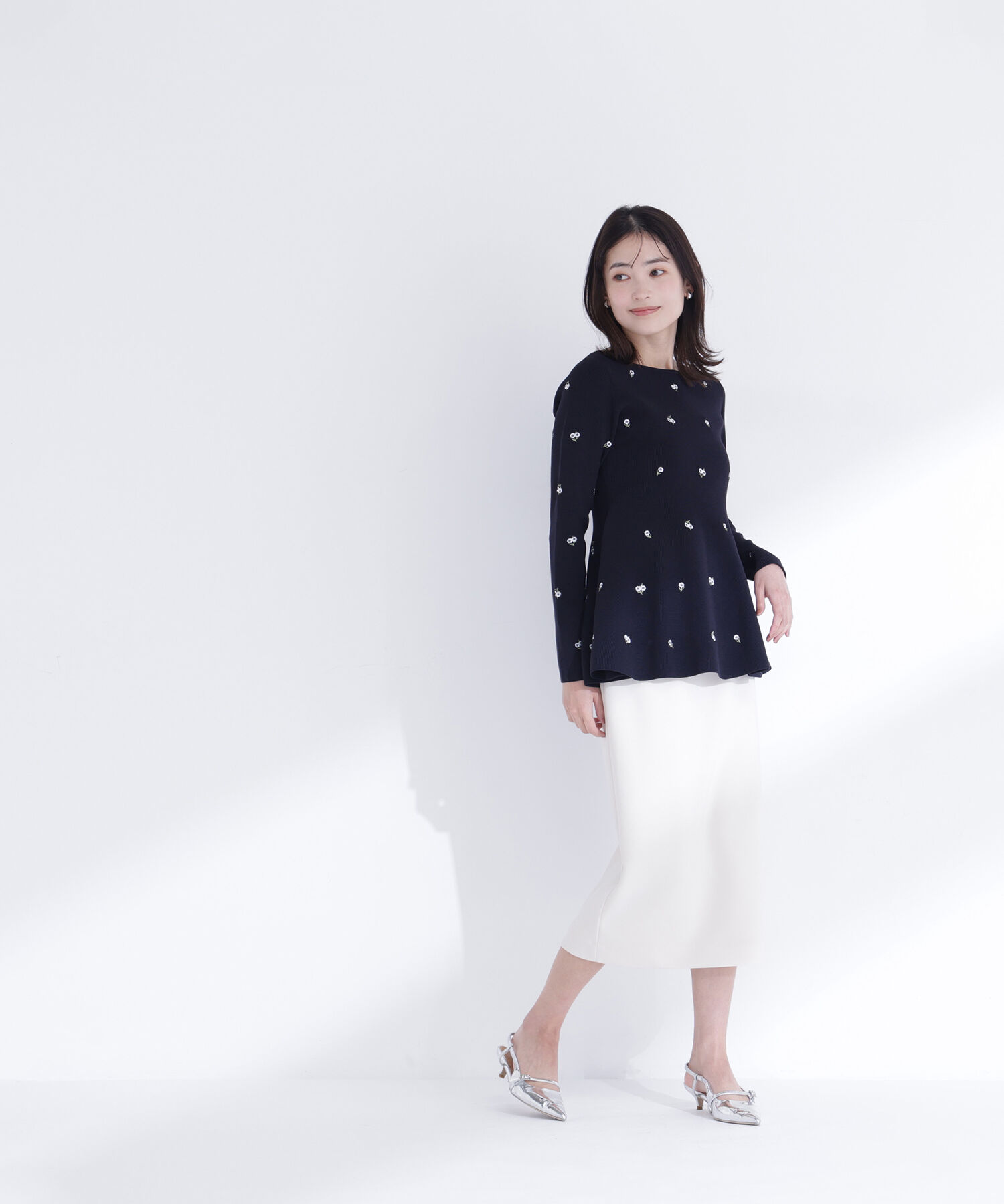  「＜一部店舗・mix.tokyo 限定カラー：ネイビーベース2＞刺繍ペプラムニット」|ニット・セーター|