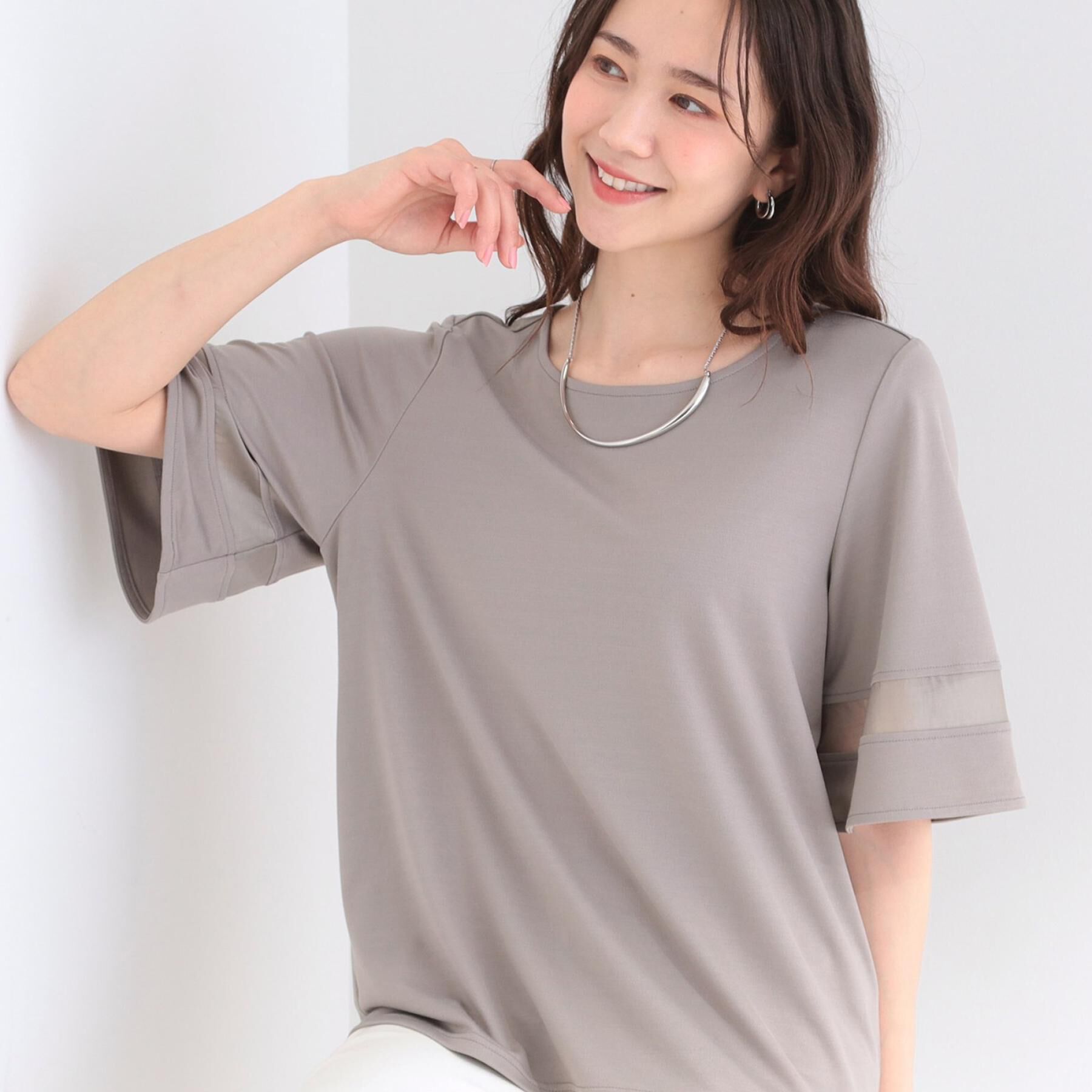 SHOO･LA･RUE「【洗濯機後しわになりにくい/S-LL】お袖のシアーで抜け感プラス 二の腕隠せるフレアスリーブトップス」|Tシャツ・カットソー|グレー(012)