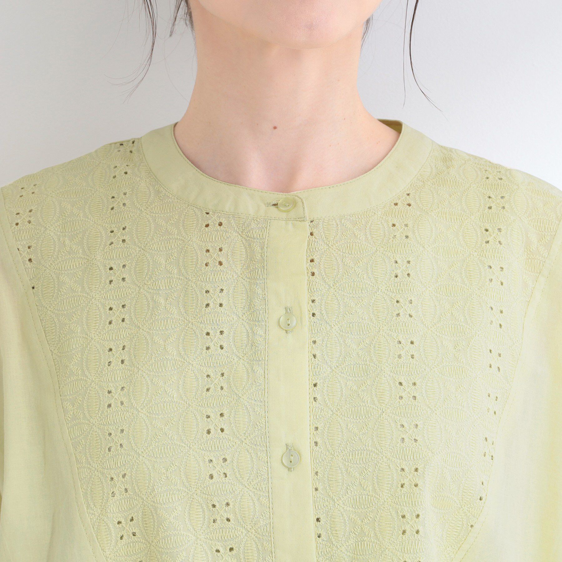SHOO･LA･RUE「【体型カバー/S~LL】インせず着られて刺繍が目を引く 切替ノーカラーブラウス」|シャツ・ブラウス|