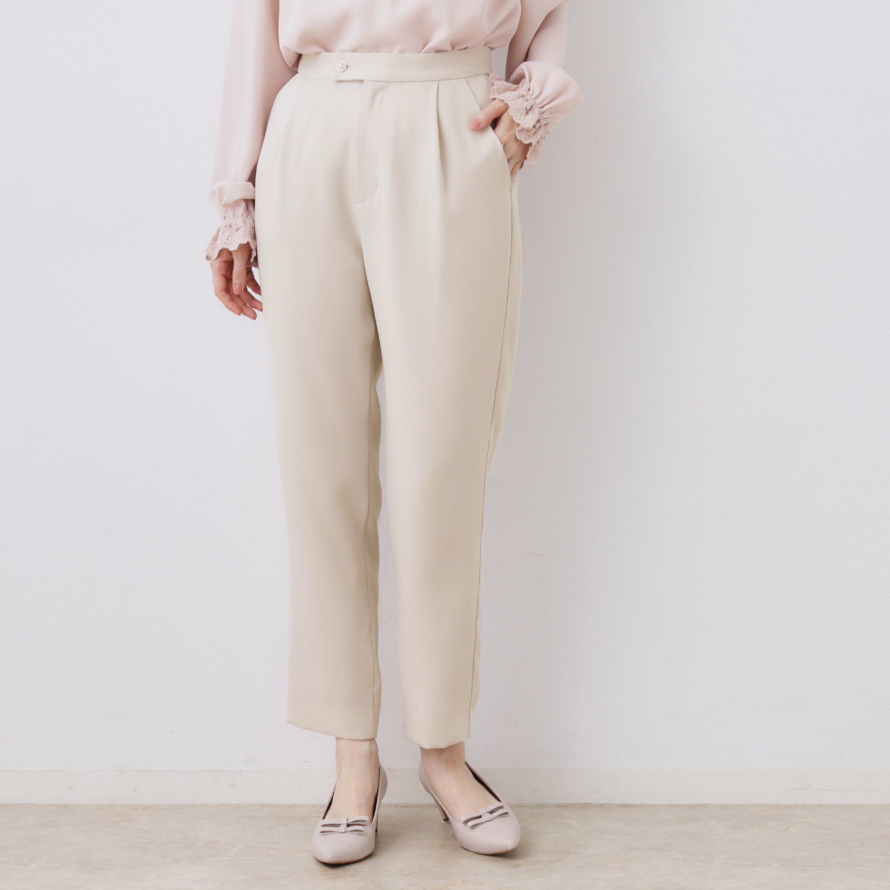 Couture broach「【ハレの日・通勤】パール調釦テーパードパンツ」|その他|