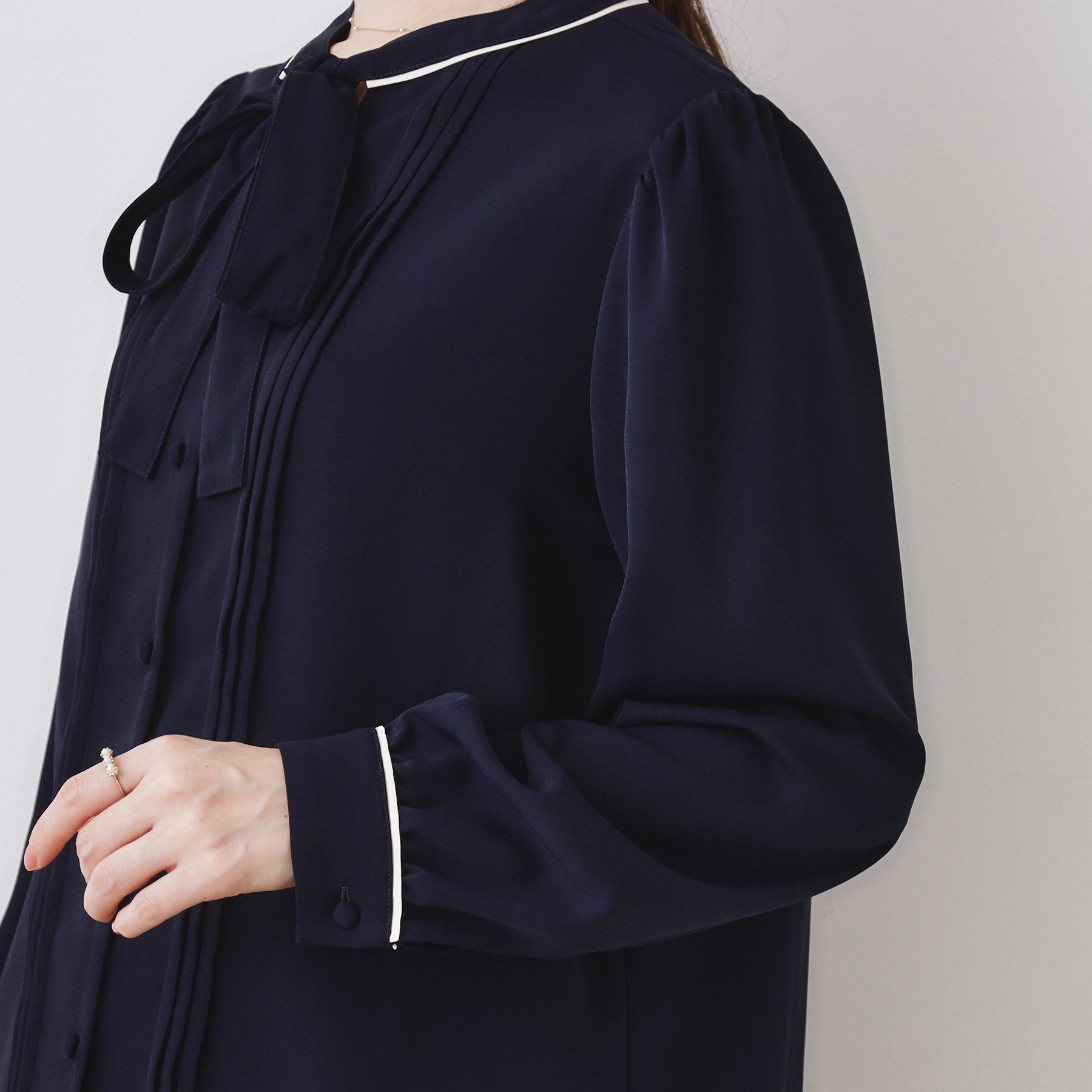 Couture broach「【ハレの日・通勤】配色タックタイブラウス」|シャツ・ブラウス|