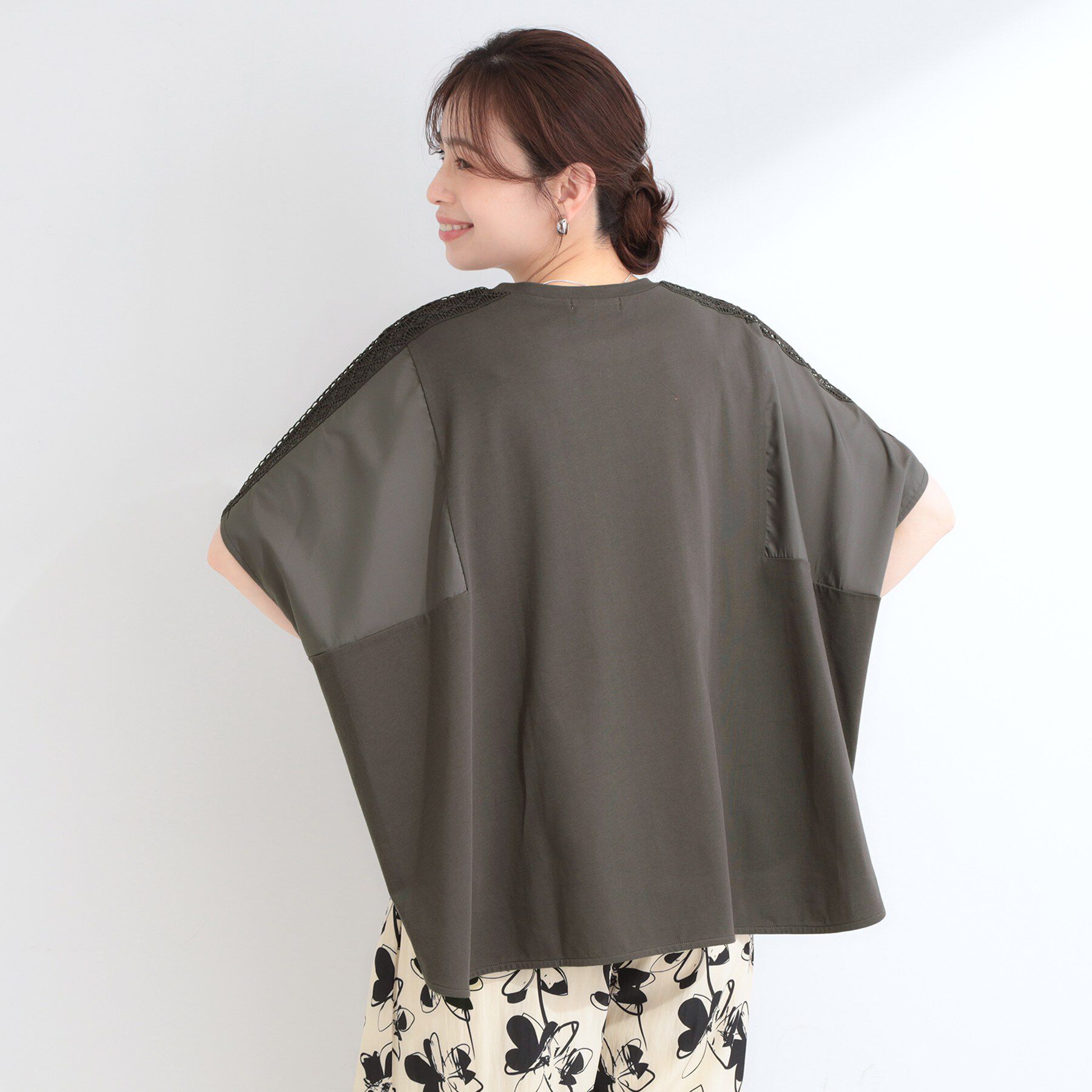SHOO･LA･RUE「【洗濯機可/体型カバー】インせず着られる 肩レース切り替えポンチョ風トップス」|Tシャツ・カットソー|