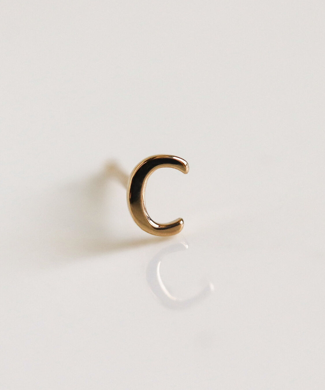 「ゴールド イニシャル ピアス | K10YG 【片耳用】」|ピアス|C