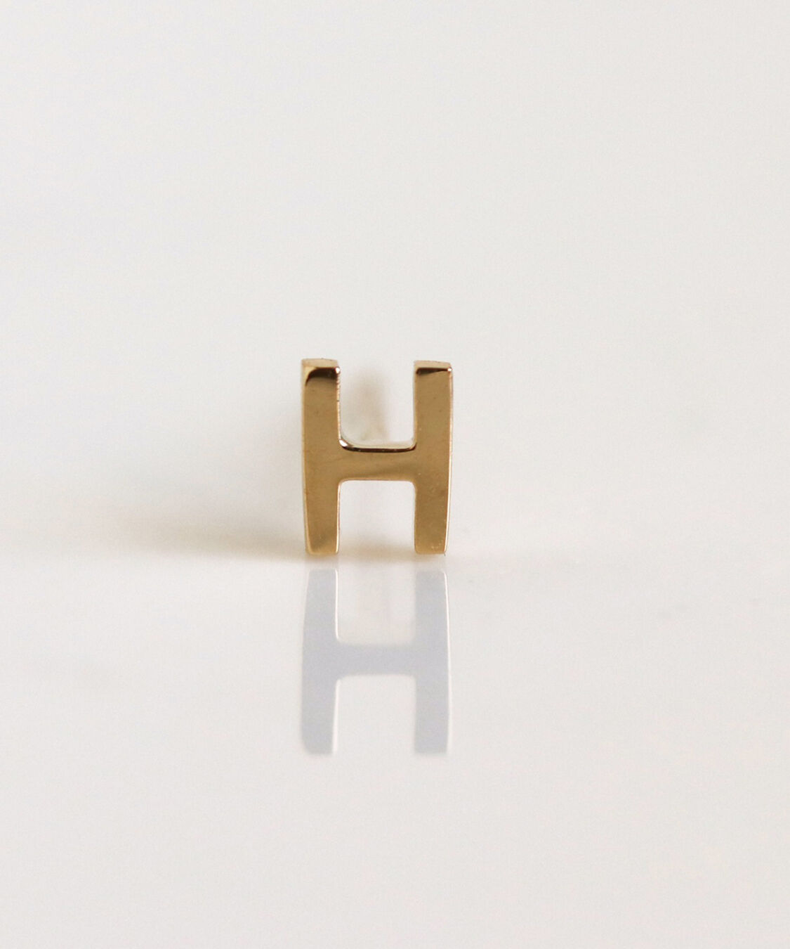  「ゴールド イニシャル ピアス | K10YG 【片耳用】」|ピアス|H